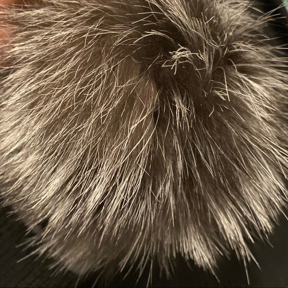 HARRICANA SNOW BEANIE WITH UPCYCLED SILVER FOX FUR POM RARE Grey/Black MIX - Picture 13 of 15